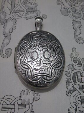 Vintage Danecraft 925 Sterling Silver Oval Photo Locket Engraved Flower Pendant